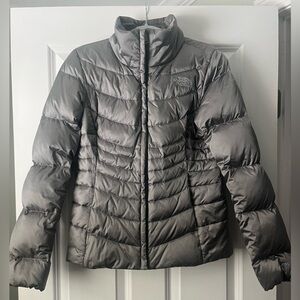 EUC The North Face Women's Gray/Silver 550 Puffer Jacket size small